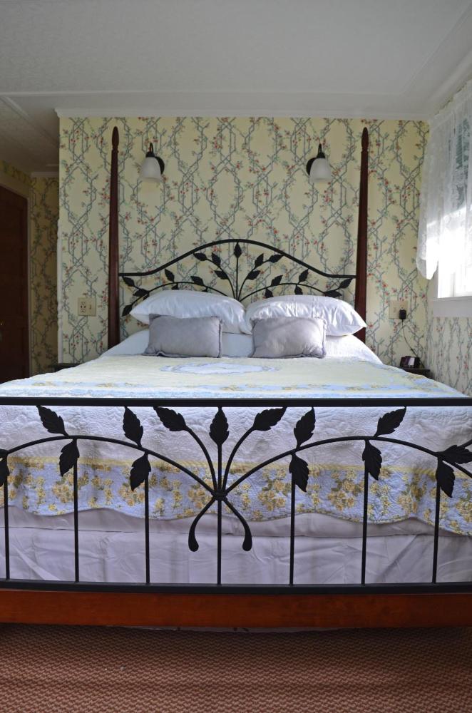 Queen Room interior