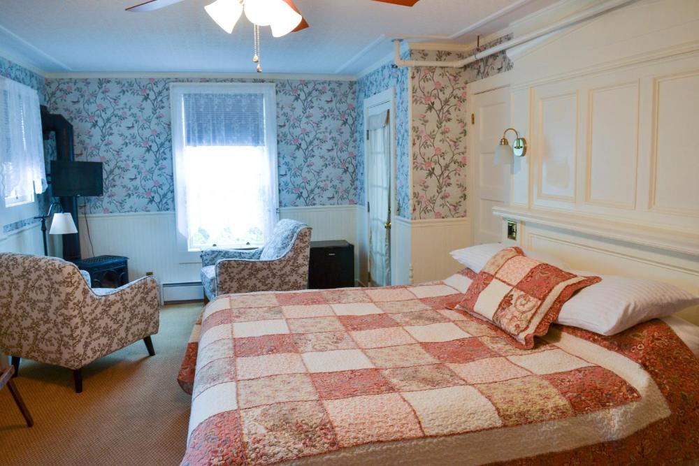 Deluxe King Room interior