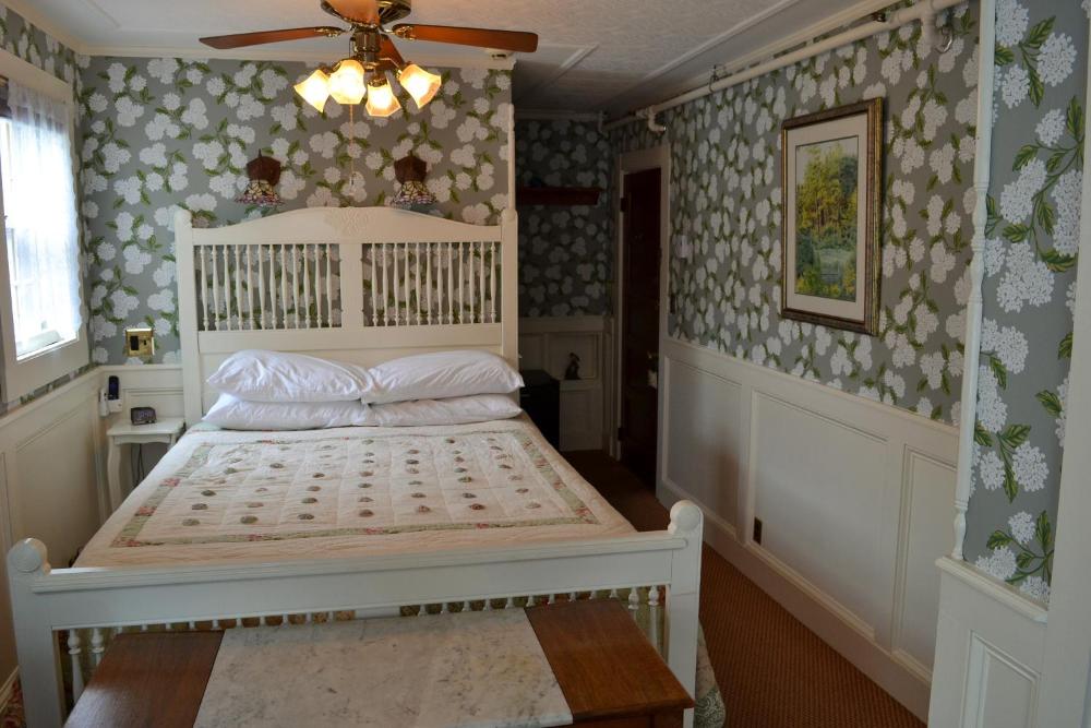 Queen Room interior